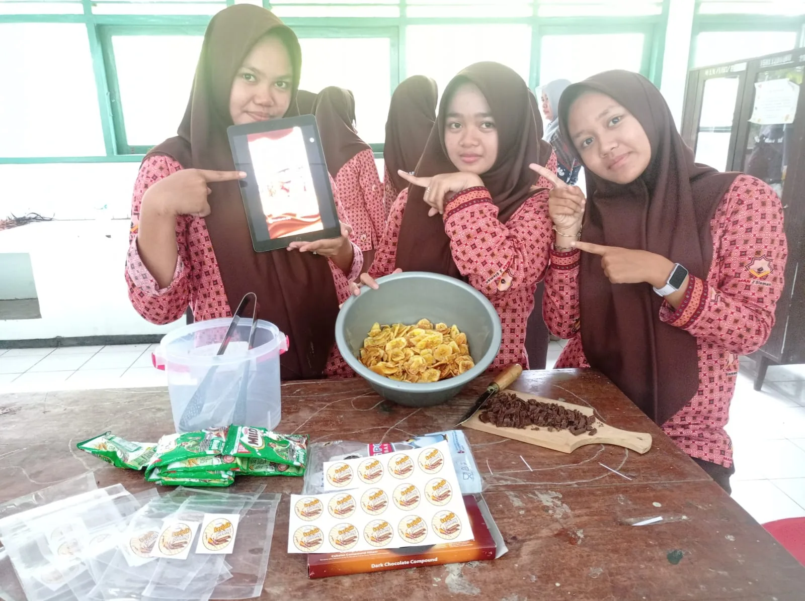 Ekstrakurikuler Tata Boga MAN 2 Sleman Ajak Murid Memasak Keripik Pisang Cokelat