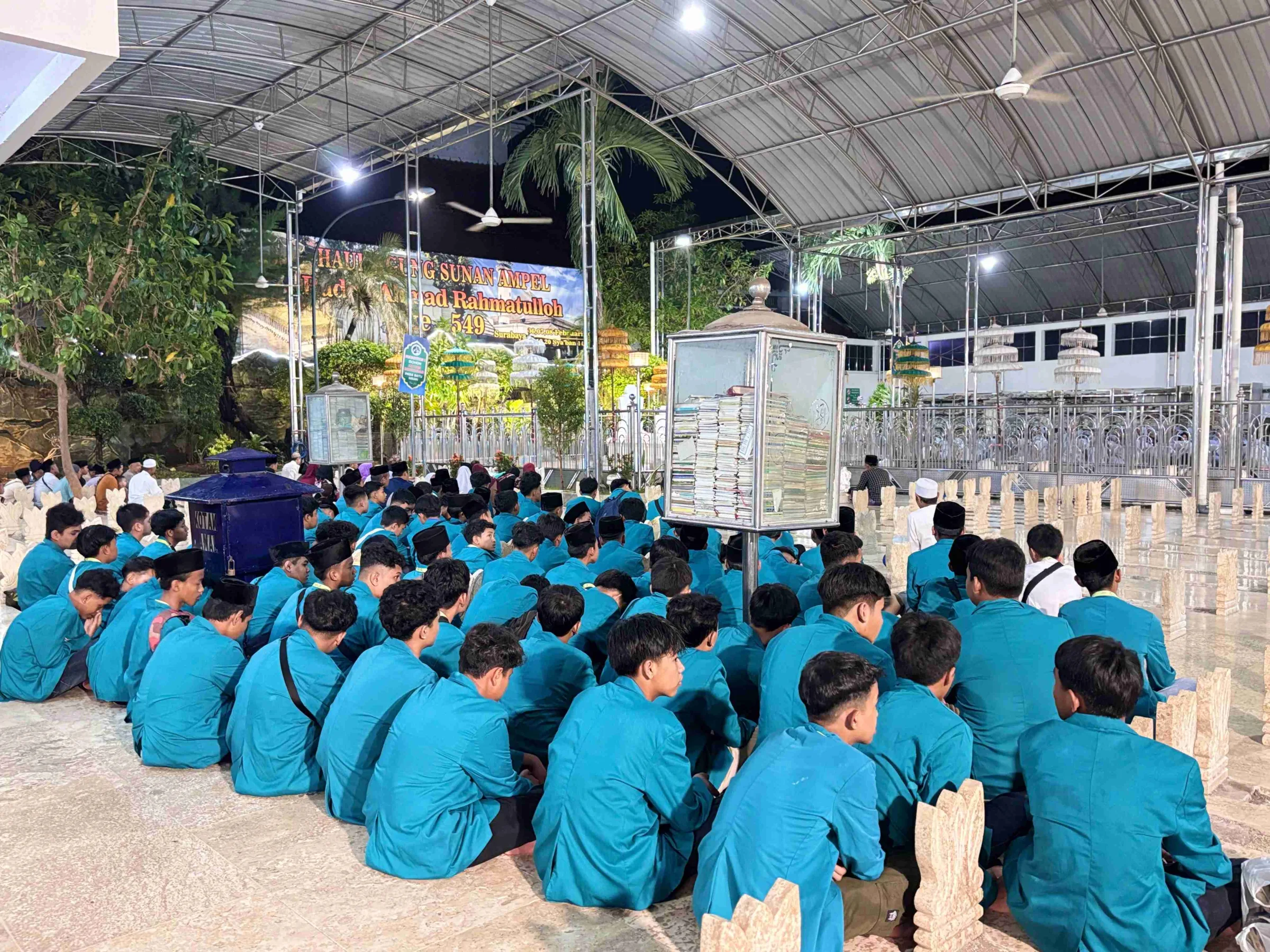 Outing Religius, Siswa Kelas VIII MTsN 4 Sleman Ziarah ke Makam Sunan Ampel