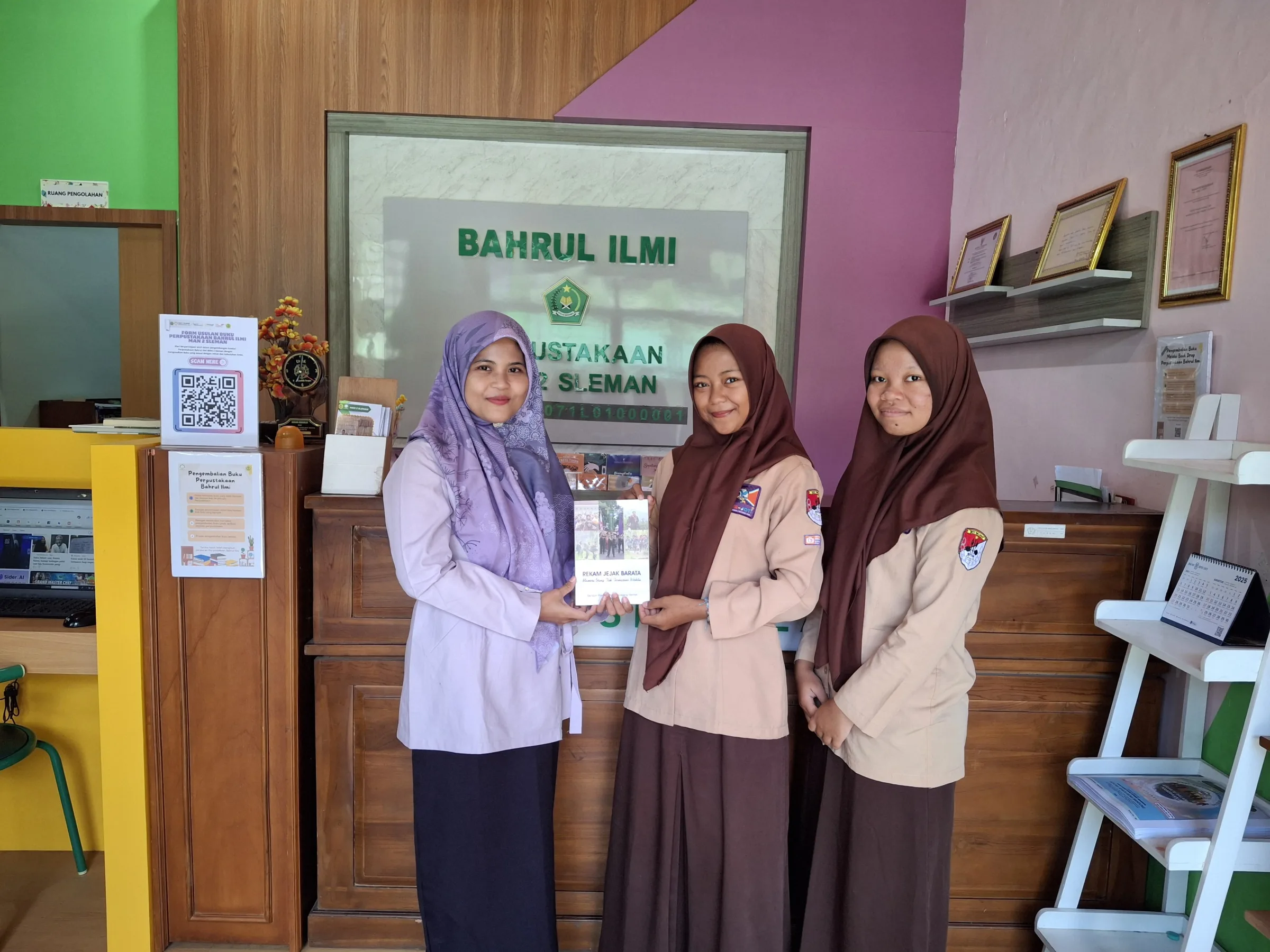 Peserta Barata XL MAN 2 Sleman Menyerahkan Buku Rekam Jejak Barata ke Perpustakaan Bahrul Ilmi