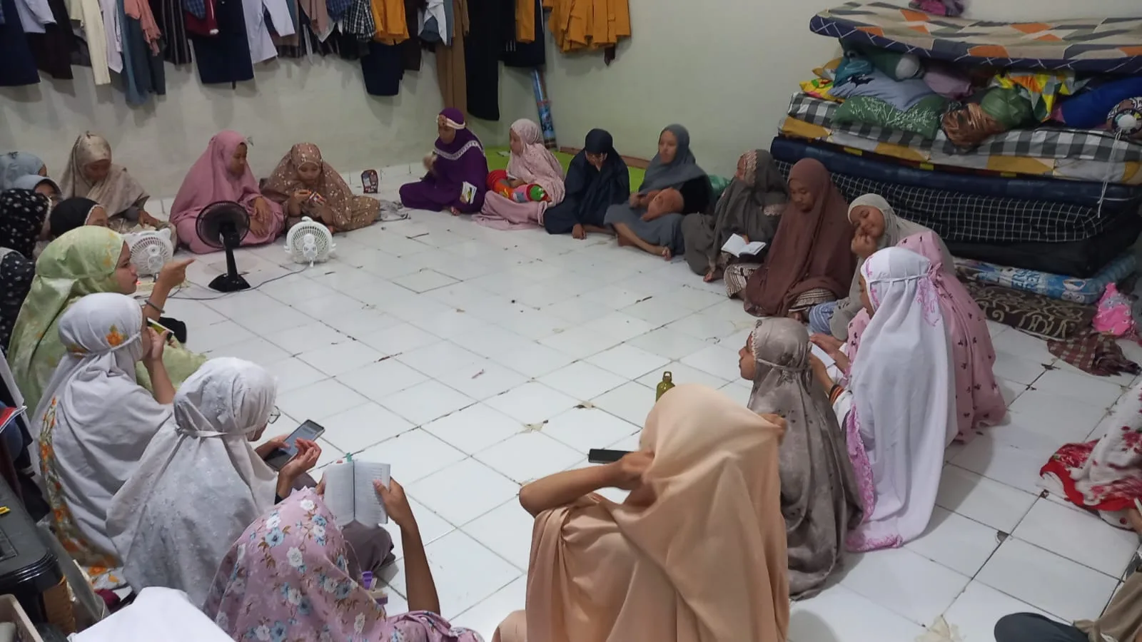 Santri Boarding MTsN 9 Sleman Penuh Khidmat Ikuti Amaliyah Yasin Malam Nisfu Sya’ban