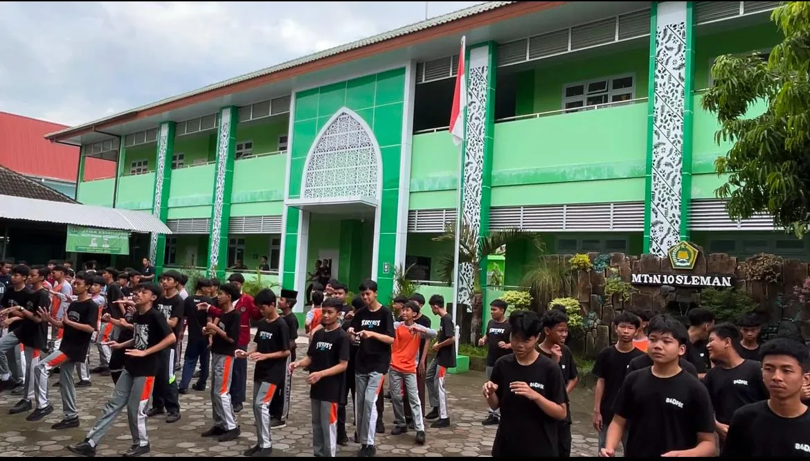 Senam MTsN 10 Sleman: Sehat dan Ceria dalam Kebersamaan