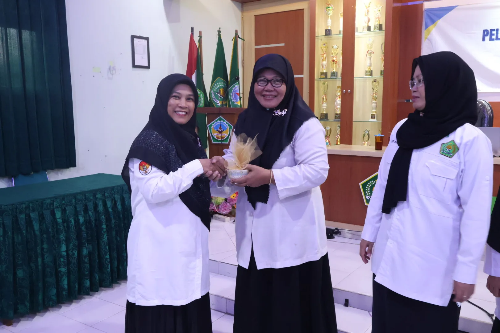 Guru MTsN 8 Sleman Raih Door Prize MGMP Bahasa Inggris, Miss Safa’ Sukses Tuntaskan Proyek Learning Web
