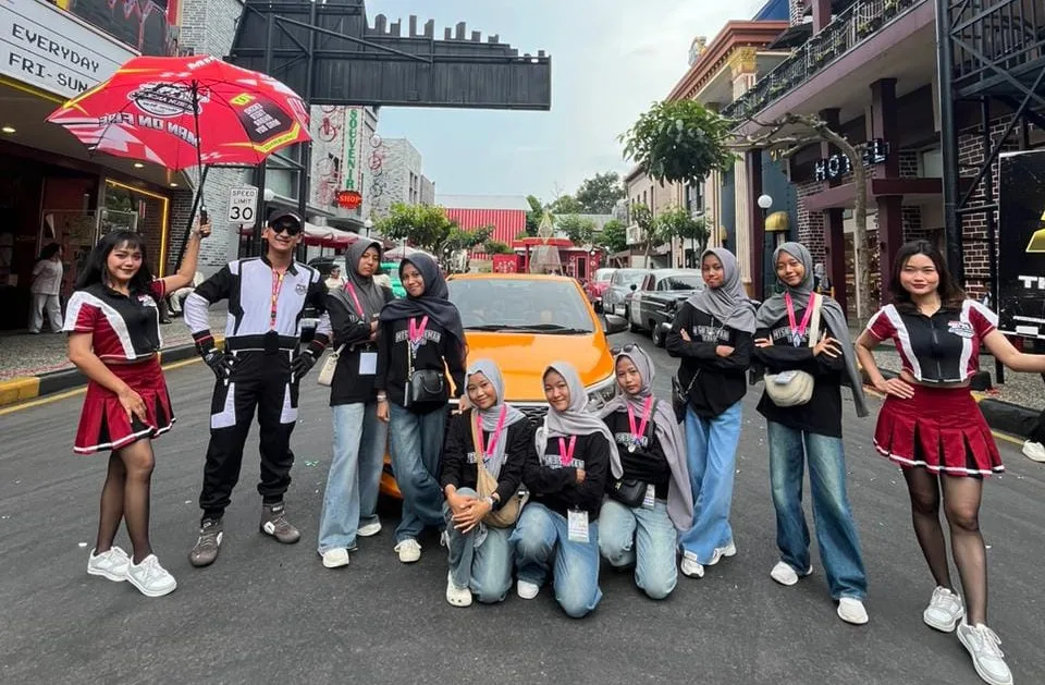 Parade Mobil Klasik Lengkapi Atraksi Studi Edukasi MTs Negeri 3 Sleman di Malang