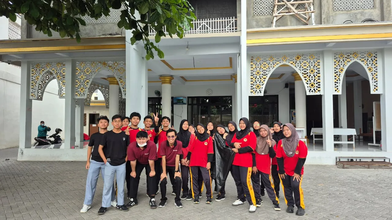 Peduli Lingkungan, Siswa MAN 3 Sleman Bersihkan Area Madrasah hingga Masjid Karangjati