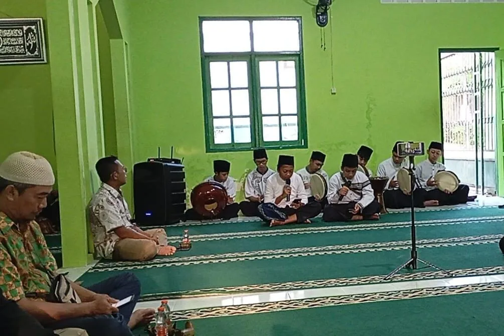 Tim Hadroh MTsN 9 Sleman Meriahkan Pengajian Paguyuban Orang Tua Siswa