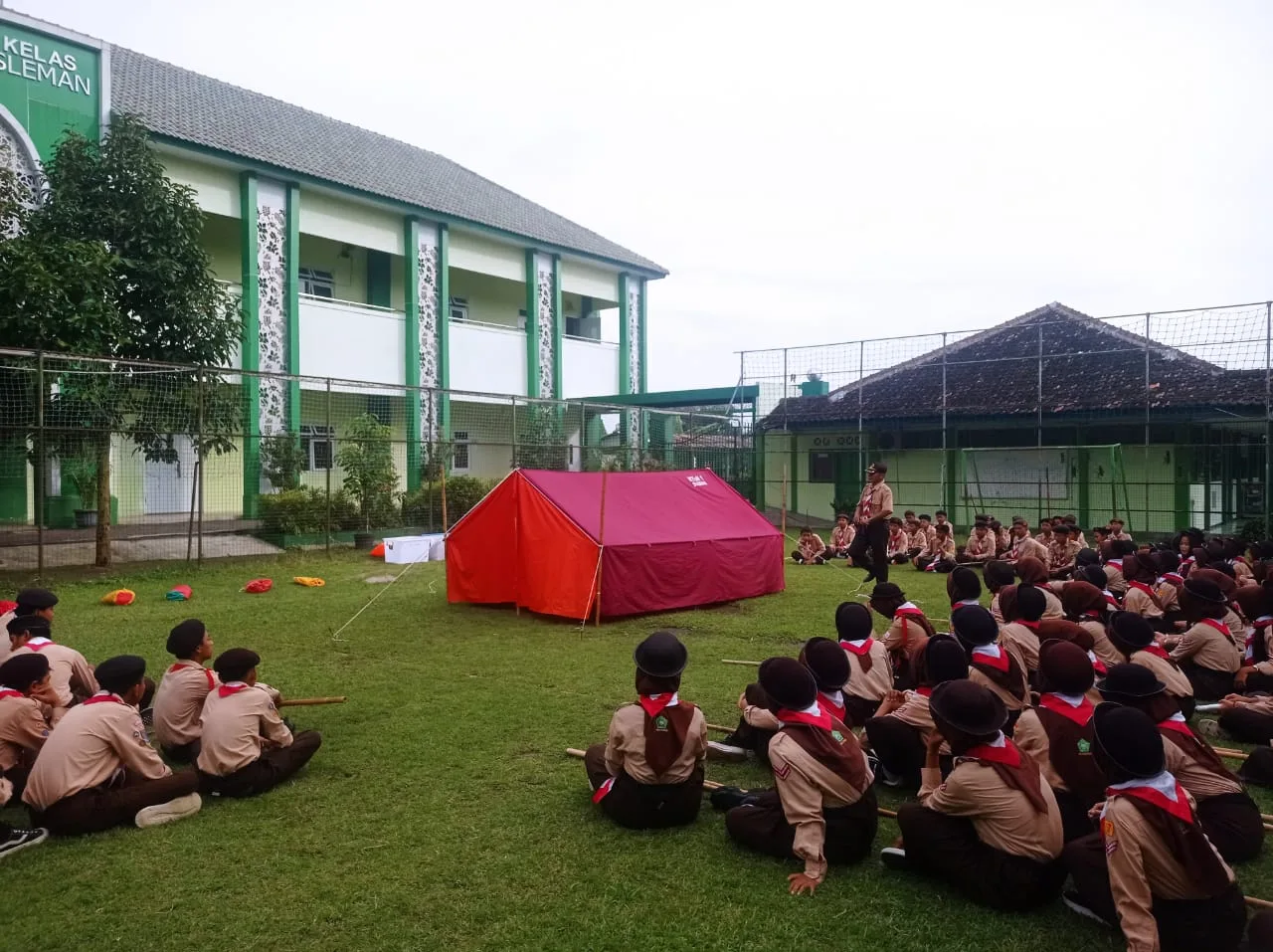 Persiapkan Perkemahan Besar Madrasah, Pramuka MTsN 1 Sleman Matangkan Keterampilan Mendirikan Tenda