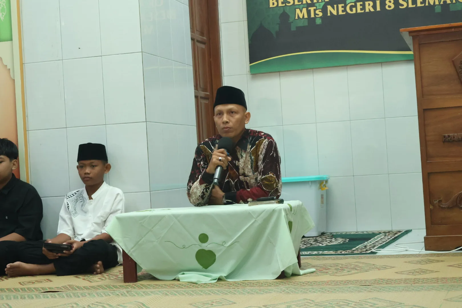 Pengajian Ahad Legi MTsN 8 Sleman: Anak sebagai Anugerah dan Amanah Orang Tua