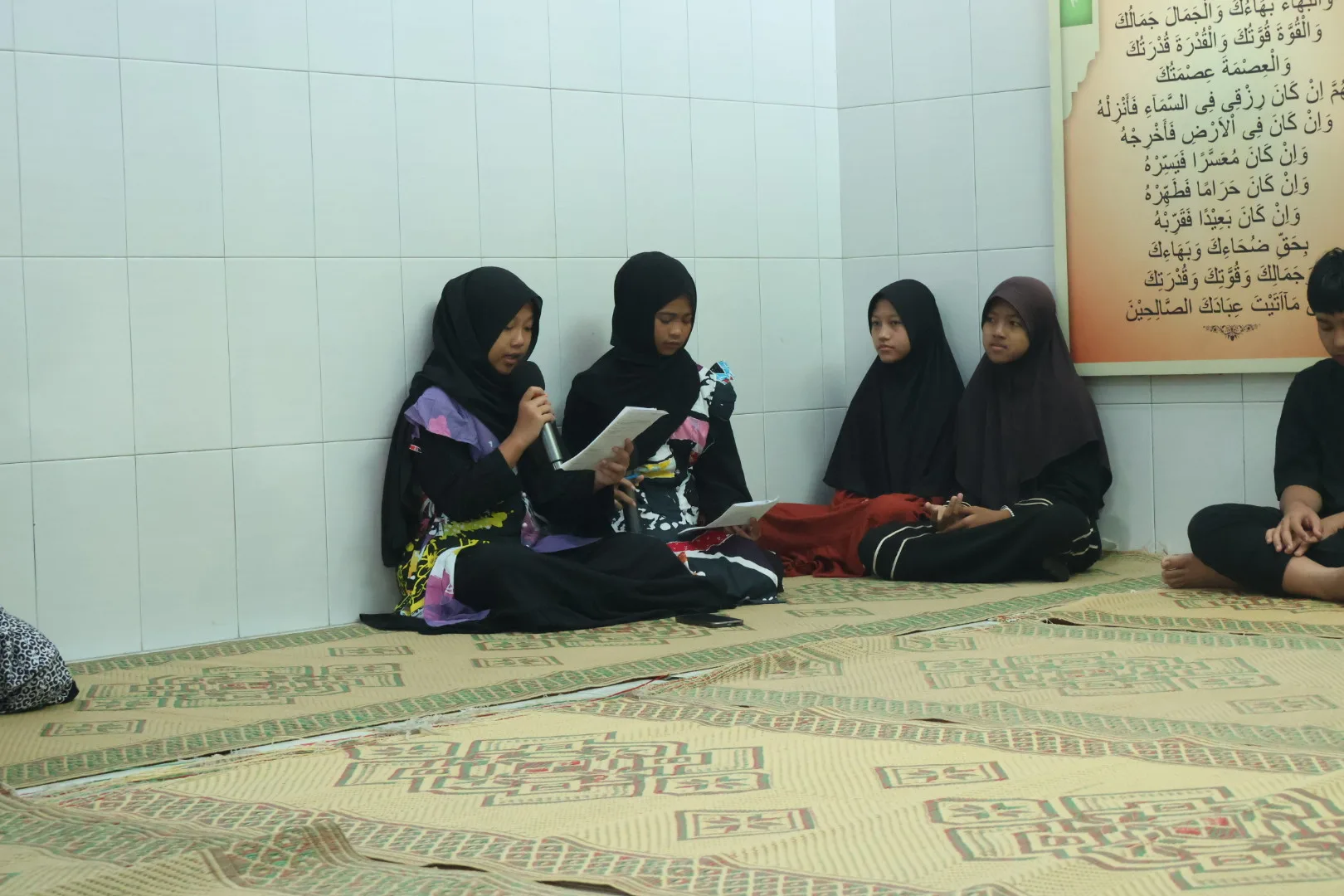 Tampil Perdana, Dua Siswi Kelas 7 Sukses Pandu Pengajian Ahad Legi MTsN 8 Sleman