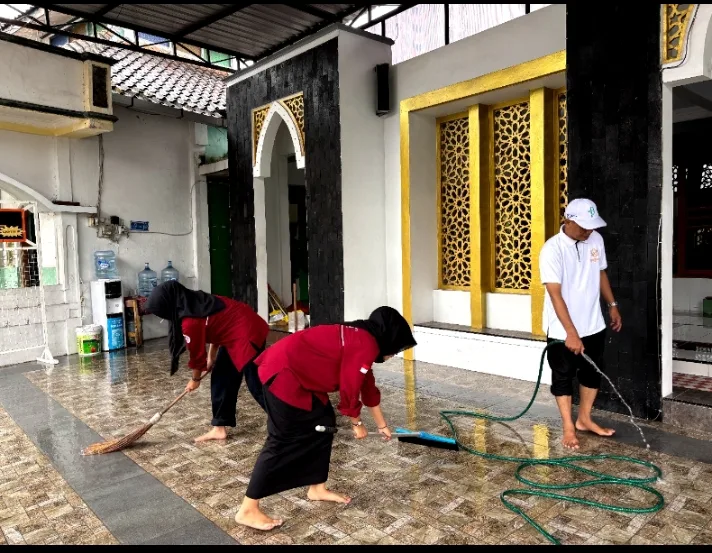 OSIS MTsN 8 Sleman Laksanakan “Geber BBM” Gerakan Bersama Bersih-Bersih Masjid Sambut Ramadan
