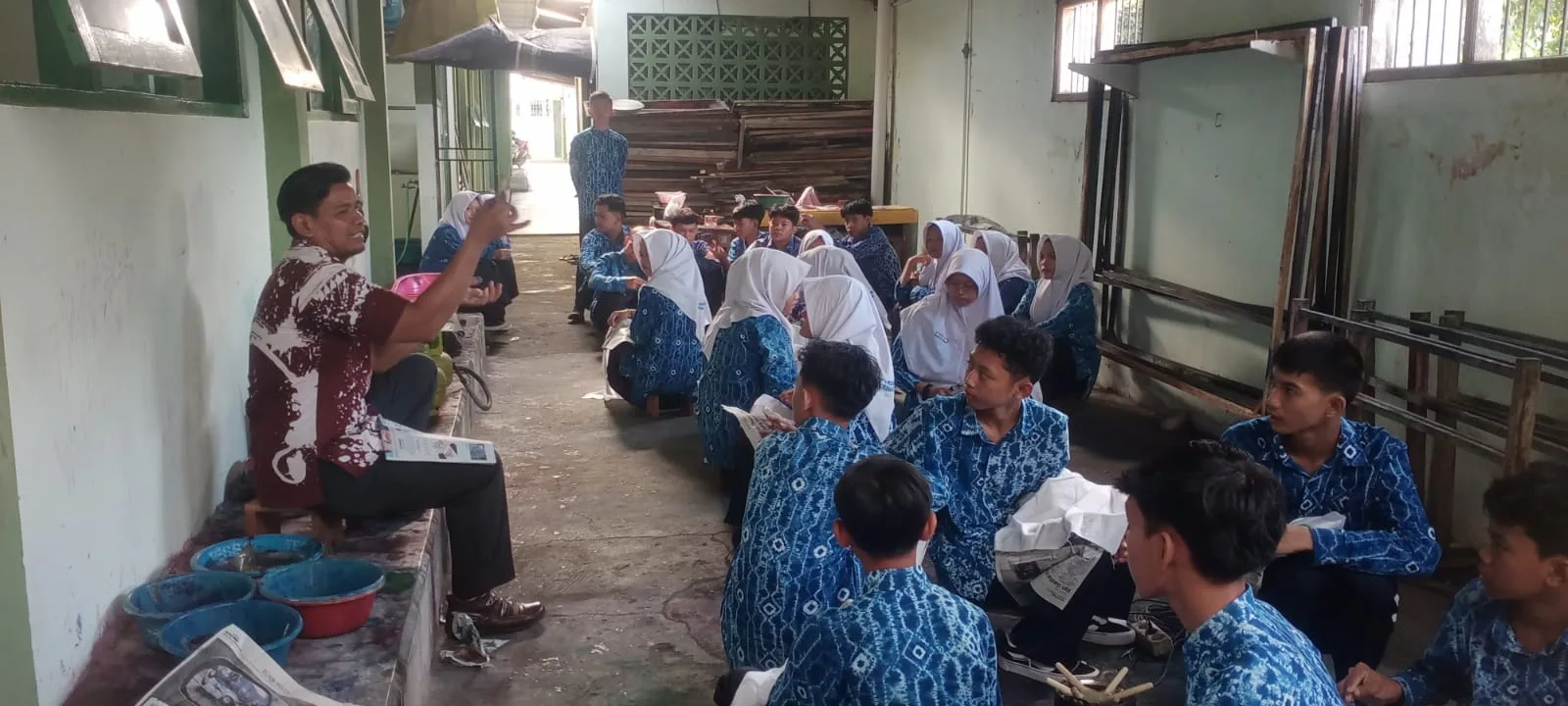 Siswa Kelas VIII MTsN 8 Sleman Serius Ikuti Praktik Penggunaan Canting di Bengkel Batik