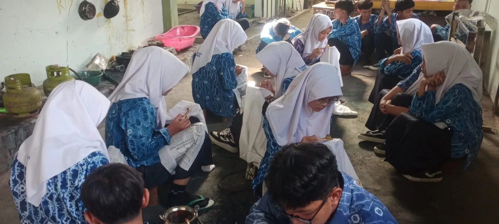Siswa Kelas VIII MTsN 8 Sleman Serius Membatik Usai Pelajari Teknik Penggunaan Canting