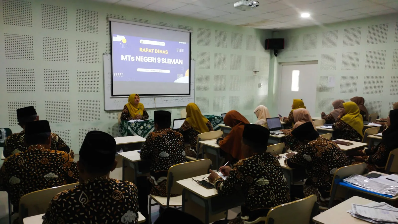 MTsN 9 Sleman Gelar Rapat Dinas Rabu Pagi di Ruang Multimedia