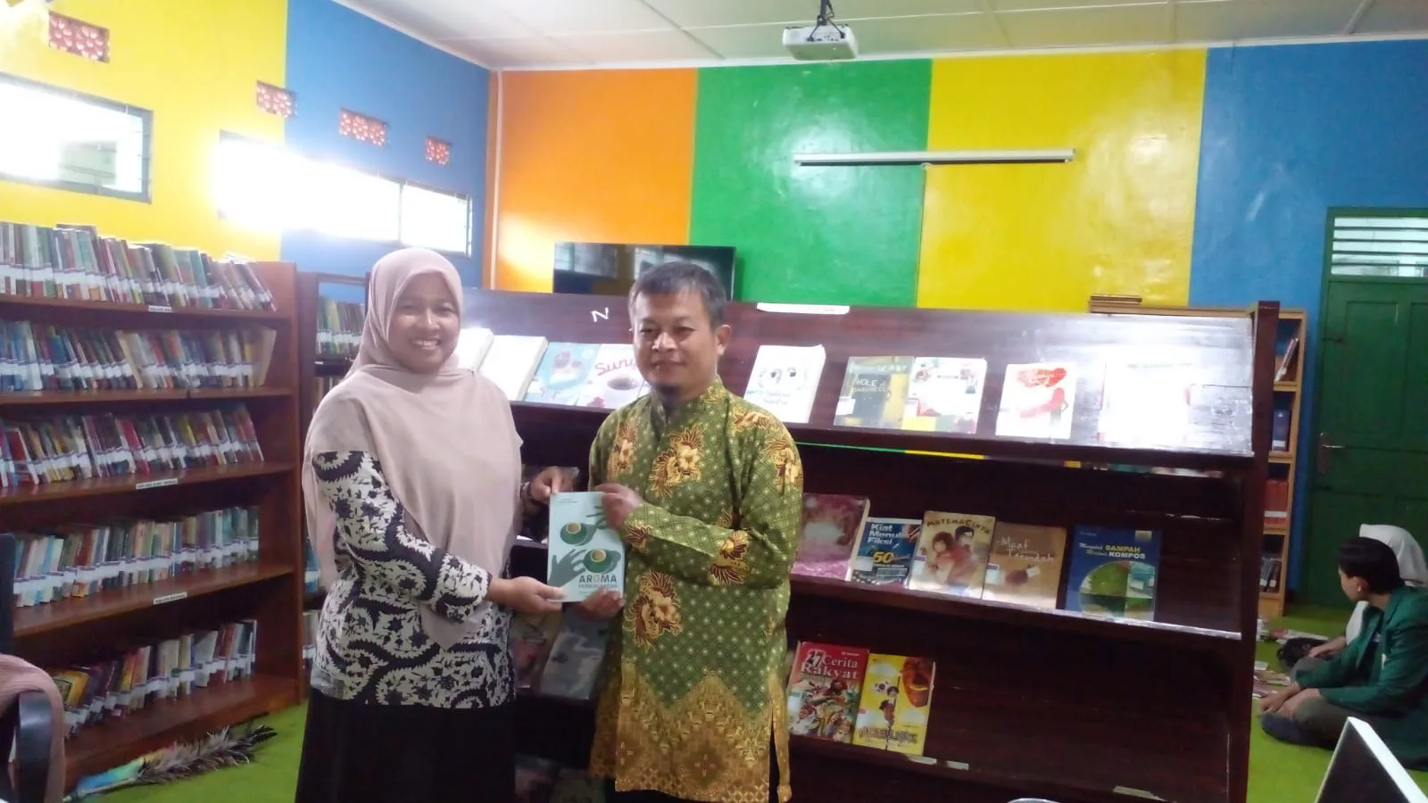 Hibah Buku Pegawai MTsN 9 Sleman Perkuat Budaya Literasi Madrasah