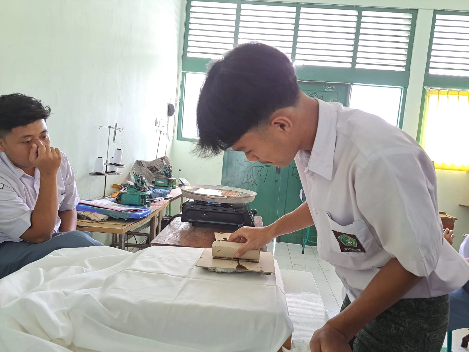 Kreatif dan Inspiratif, Siswa MAN 4 Sleman Sulap Limbah Denim Jadi Tirai Bernilai Jual