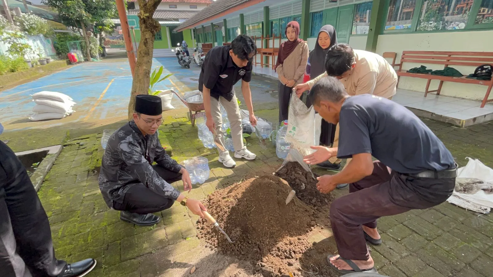 Mahasiswa PLP UIN Sunan Kalijaga Bantu Penanaman TOGA di MTsN 9 Sleman untuk Dukung Program Adiwiyata Nasional