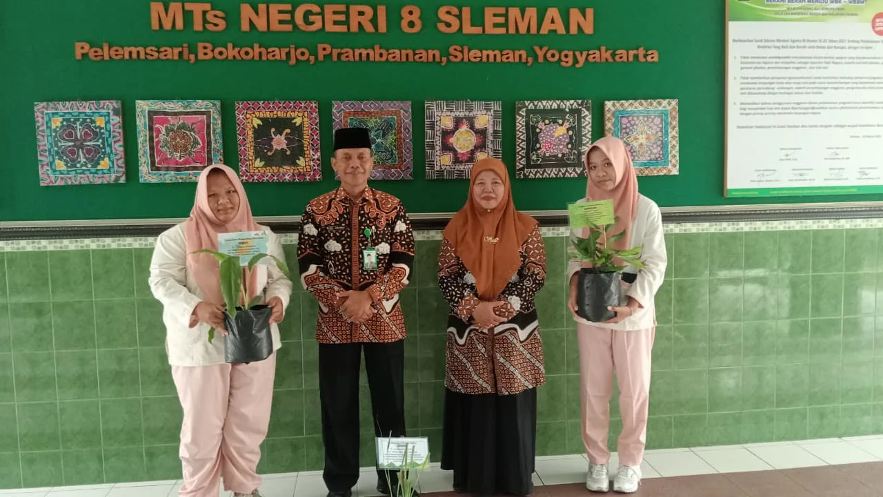 PKL Amanah Husada Serahkan Tanaman Obat Keluarga (TOGA) di MTsN 8 Sleman