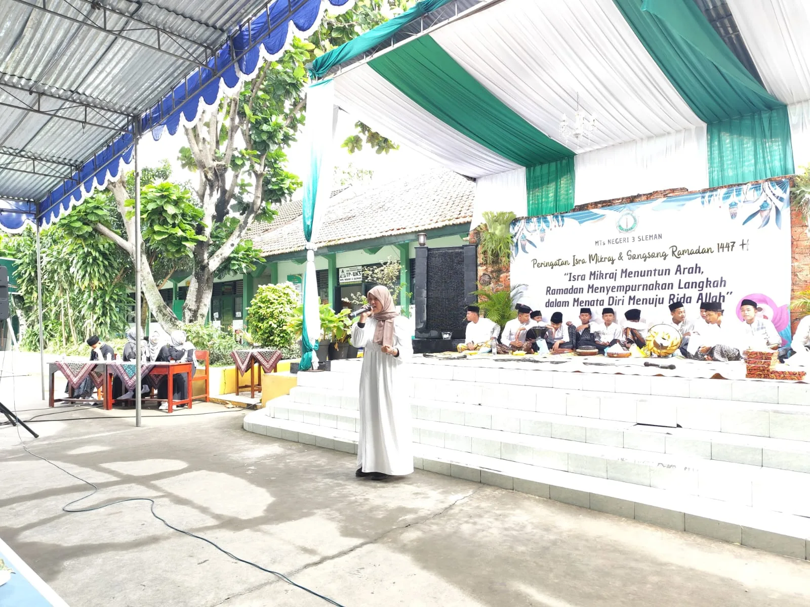 Valerie Tampil Anggun Penuh Penghayatan Sambut Ramadan