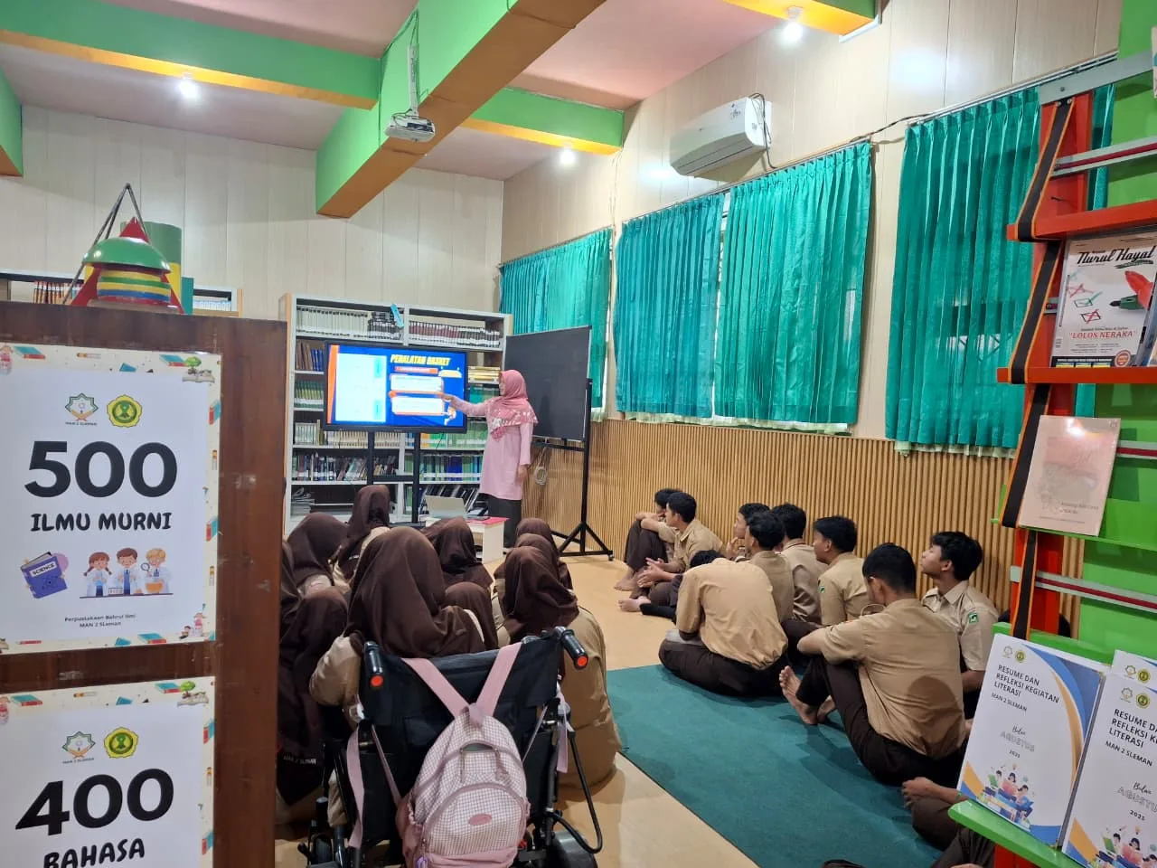 Guru PJOK MAN 2 Sleman Memanfaatkan Perpustakaan Bahrul Ilmi dan Smart TV untuk Pembelajaran Interaktif