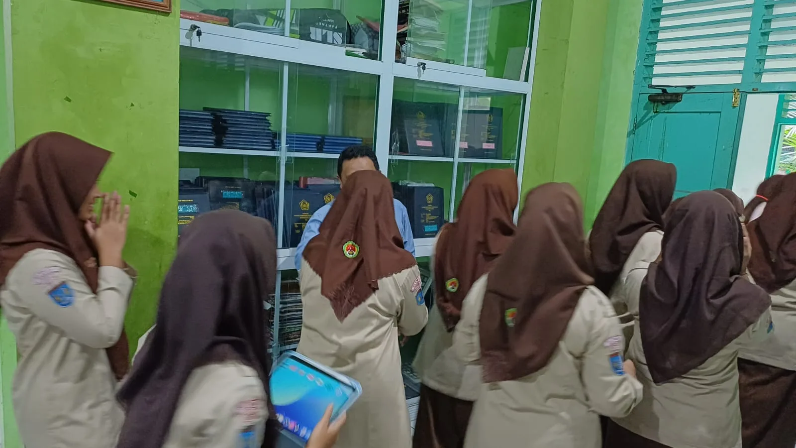 Penuh Haru, Siswa Kelas XII MAN 3 Sleman Datangi Guru Jelang UM 2026