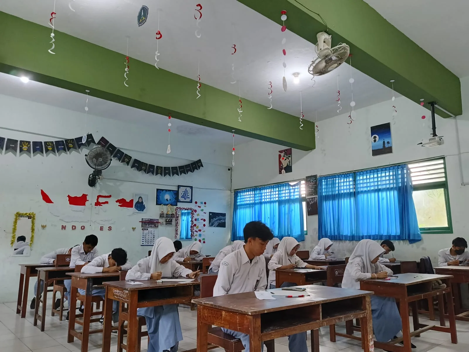 Integrasi Teknologi dan Karakter: Hari Kedua Ujian Madrasah MAN 5 Sleman Berbasis Digital