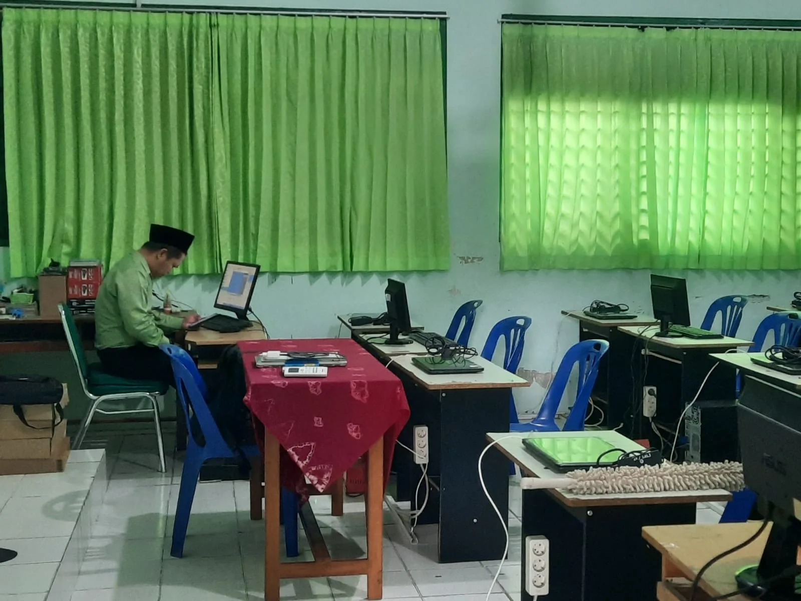 Jelang PPTKAD Tahap III Kabupaten Sleman, MTsN 8 Sleman Lakukan Pengecekan Perangkat dan Jaringan