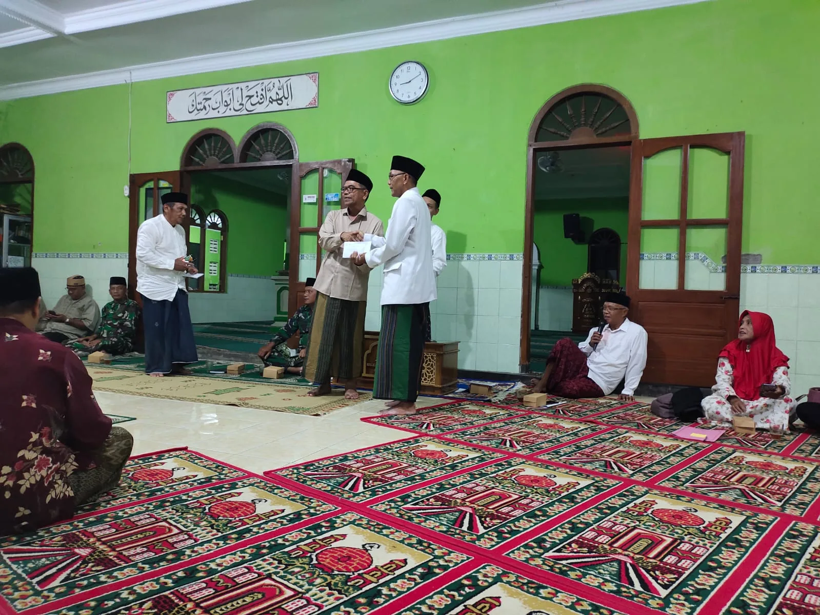 Sambil Berinfaq, MTs Negeri 3 Sleman Semarakkan Tarawih Keliling Kapanewon Ngemplak