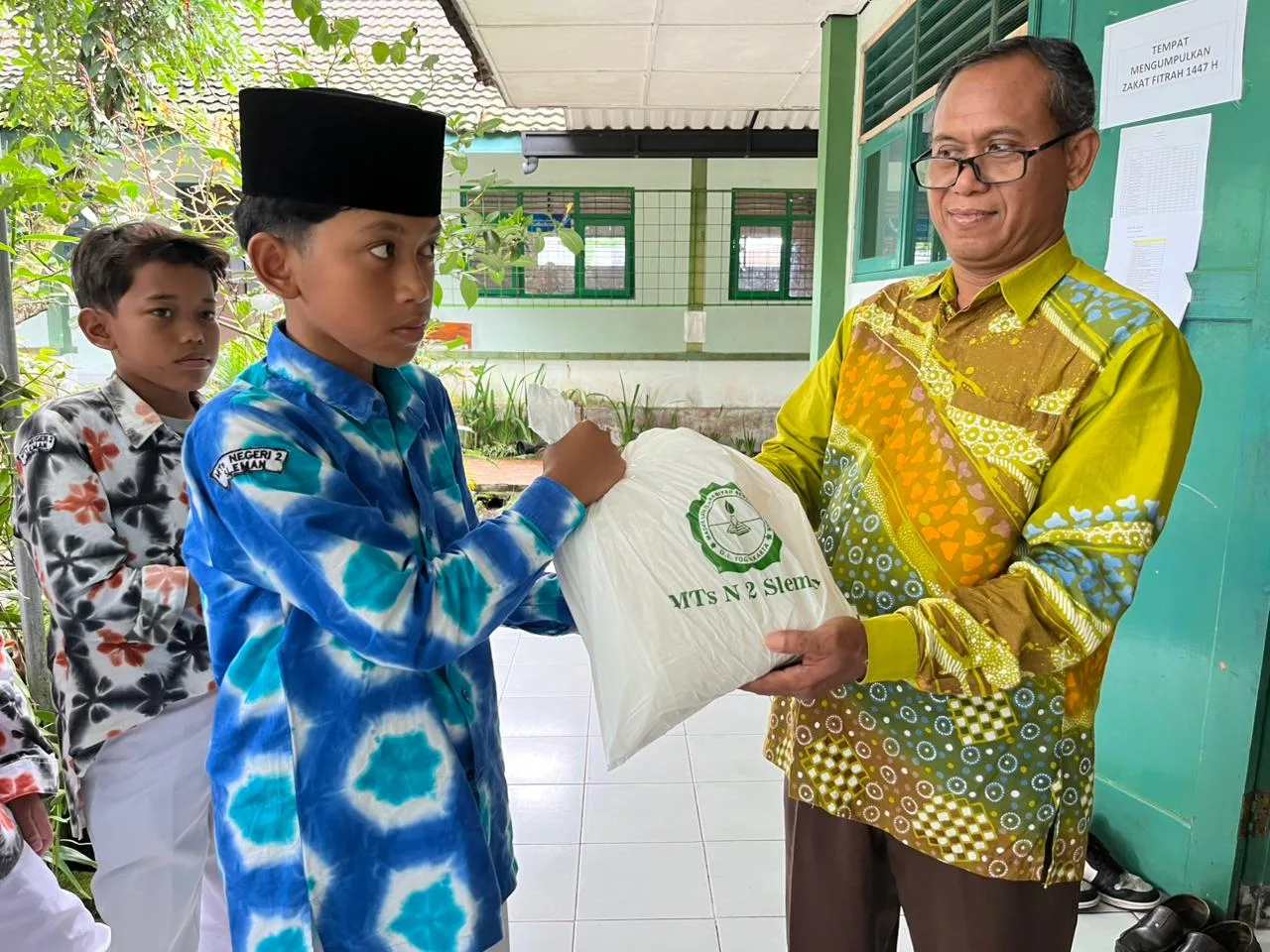 MTsN 2 Sleman Salurkan Zakat Fitrah kepada Mustahik dan Masjid Sekitar