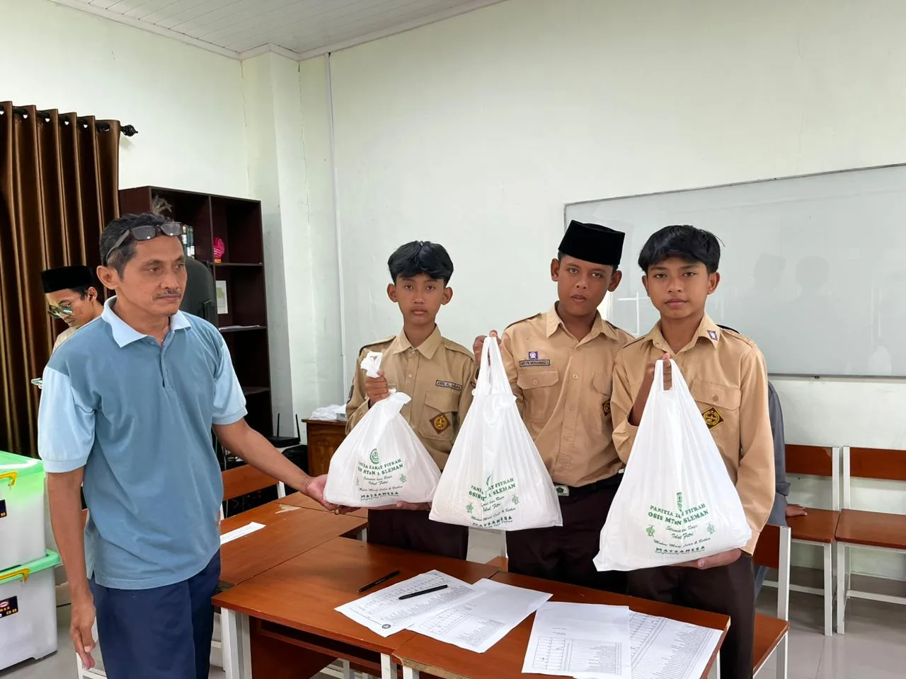 Berbagi di Bulan Ramadan, MTsN 1 Sleman Salurkan Zakat Fitrah kepada Mustahik