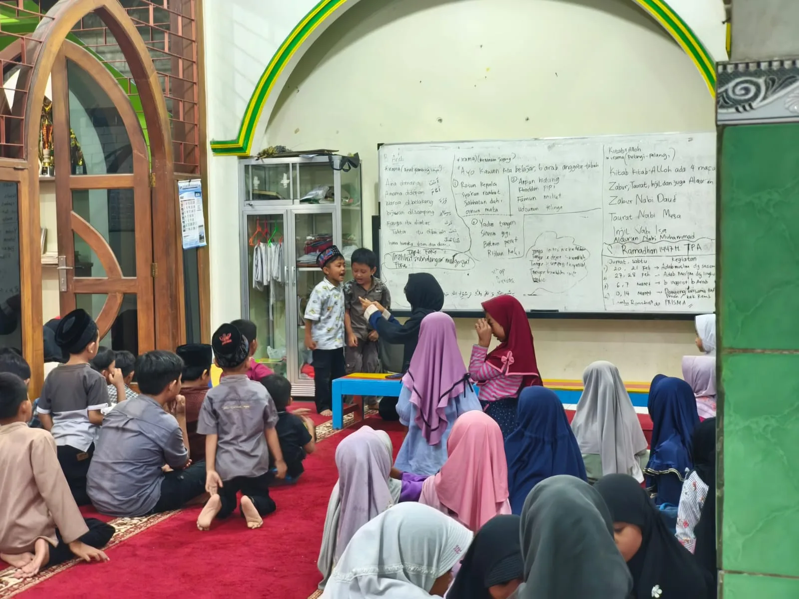 Jelang Berbuka, OSIS MTsN 1 Sleman Berbagi Cerita Bersama Santri TPA Masjid Al-Kautsar