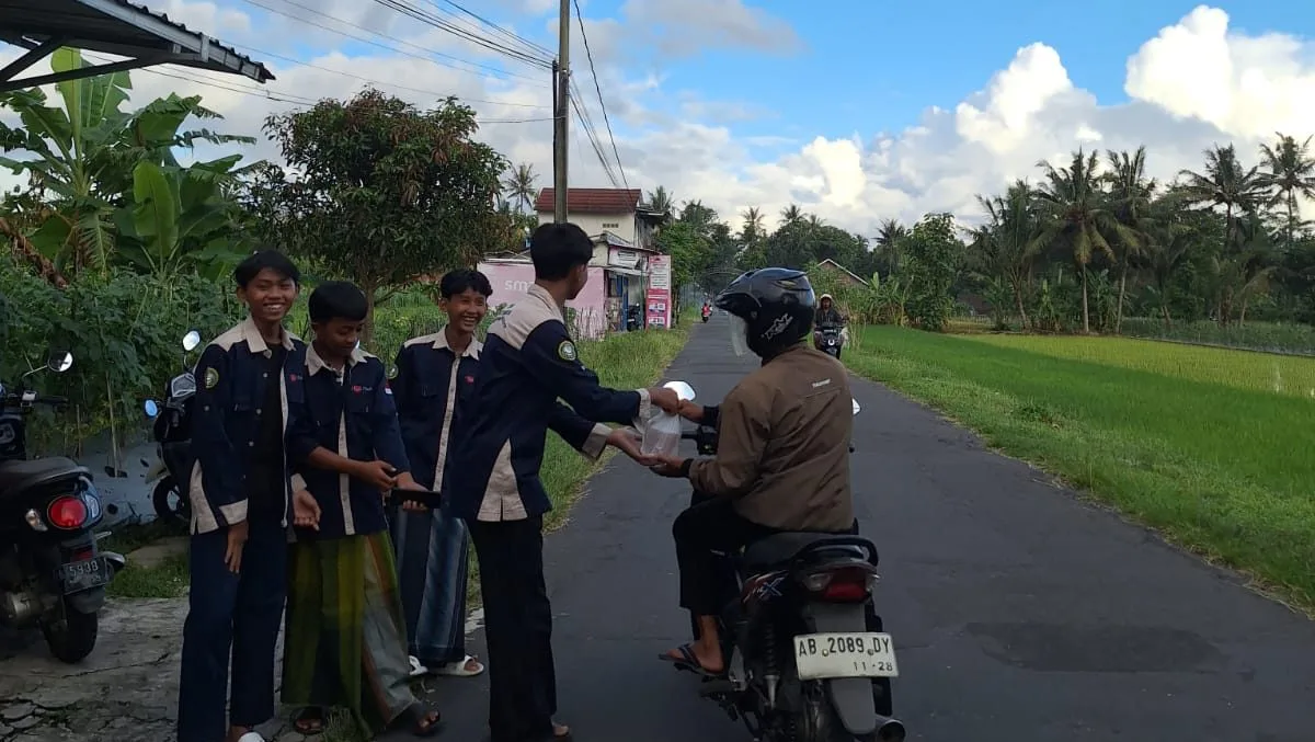 OSIS MTsN 1 Sleman Berbagi Takjil di Seyegan, Ajak Murid Belajar Berbagi di Bulan Ramadan