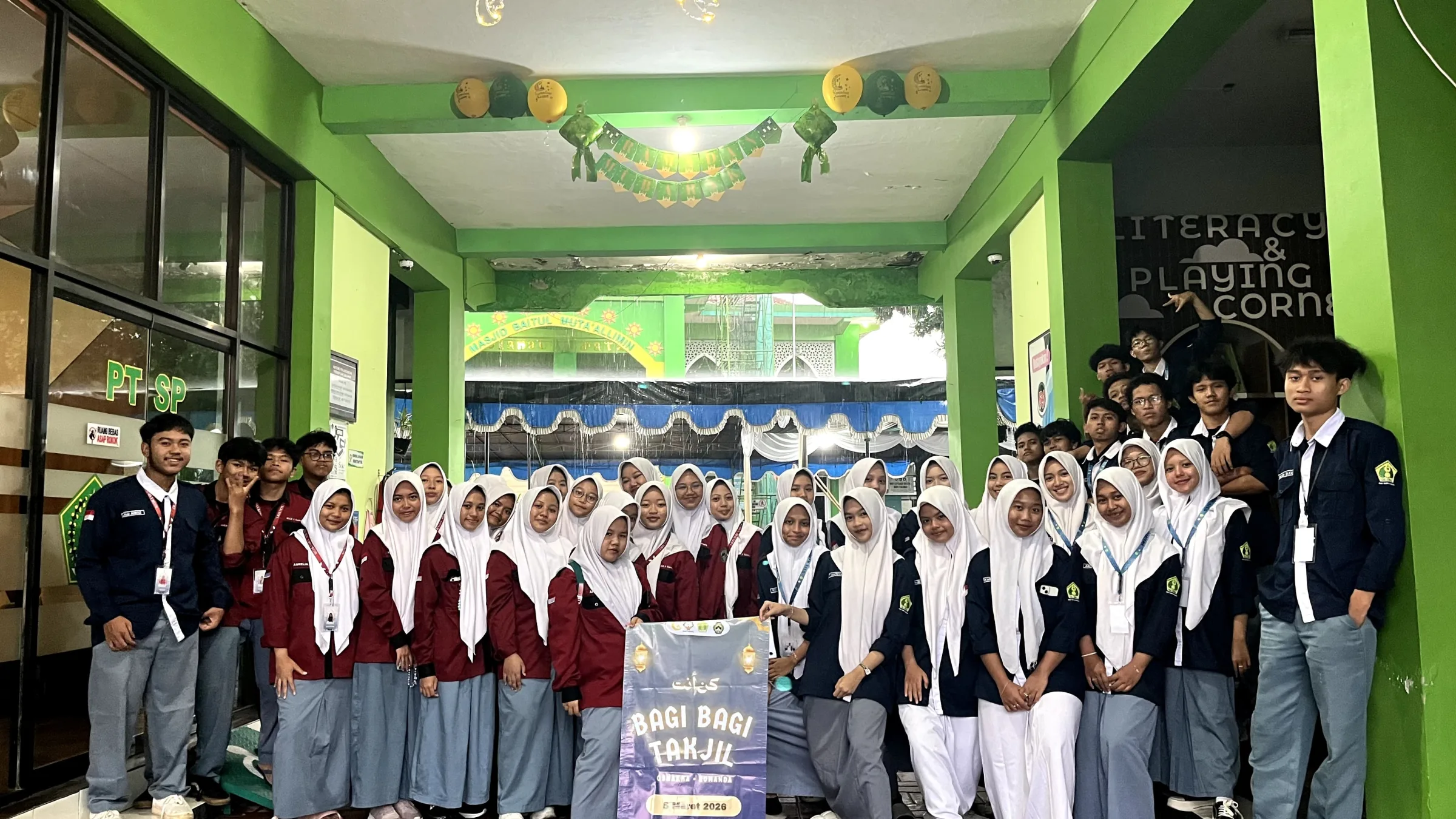 Ramadan Berbagi, OSIS dan Rohis MAN 2 Sleman Bagikan Takjil