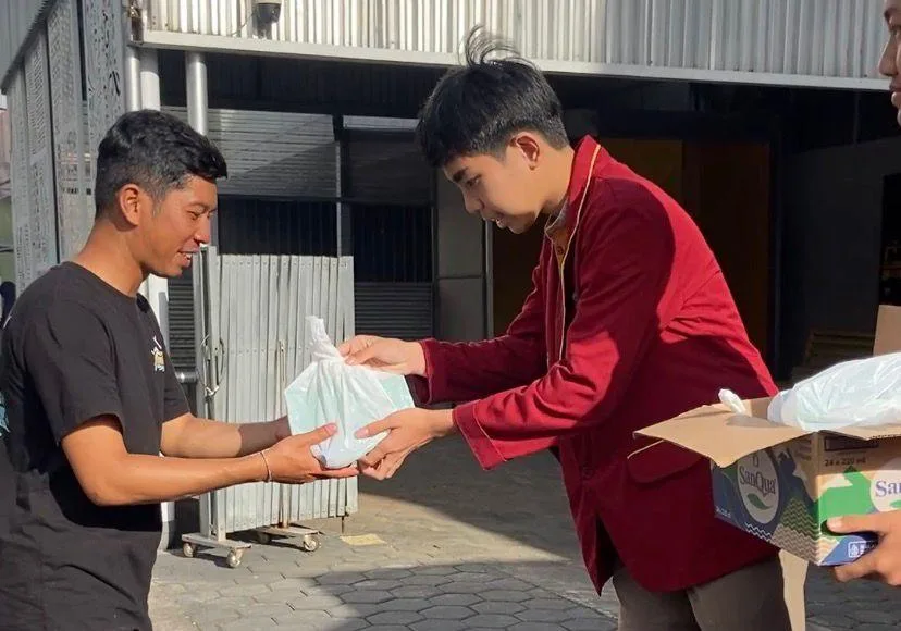 Wujud Nyata Madrasah Berdampak, Siswa MTsN 10 Sleman Bagikan 150 Paket Takjil