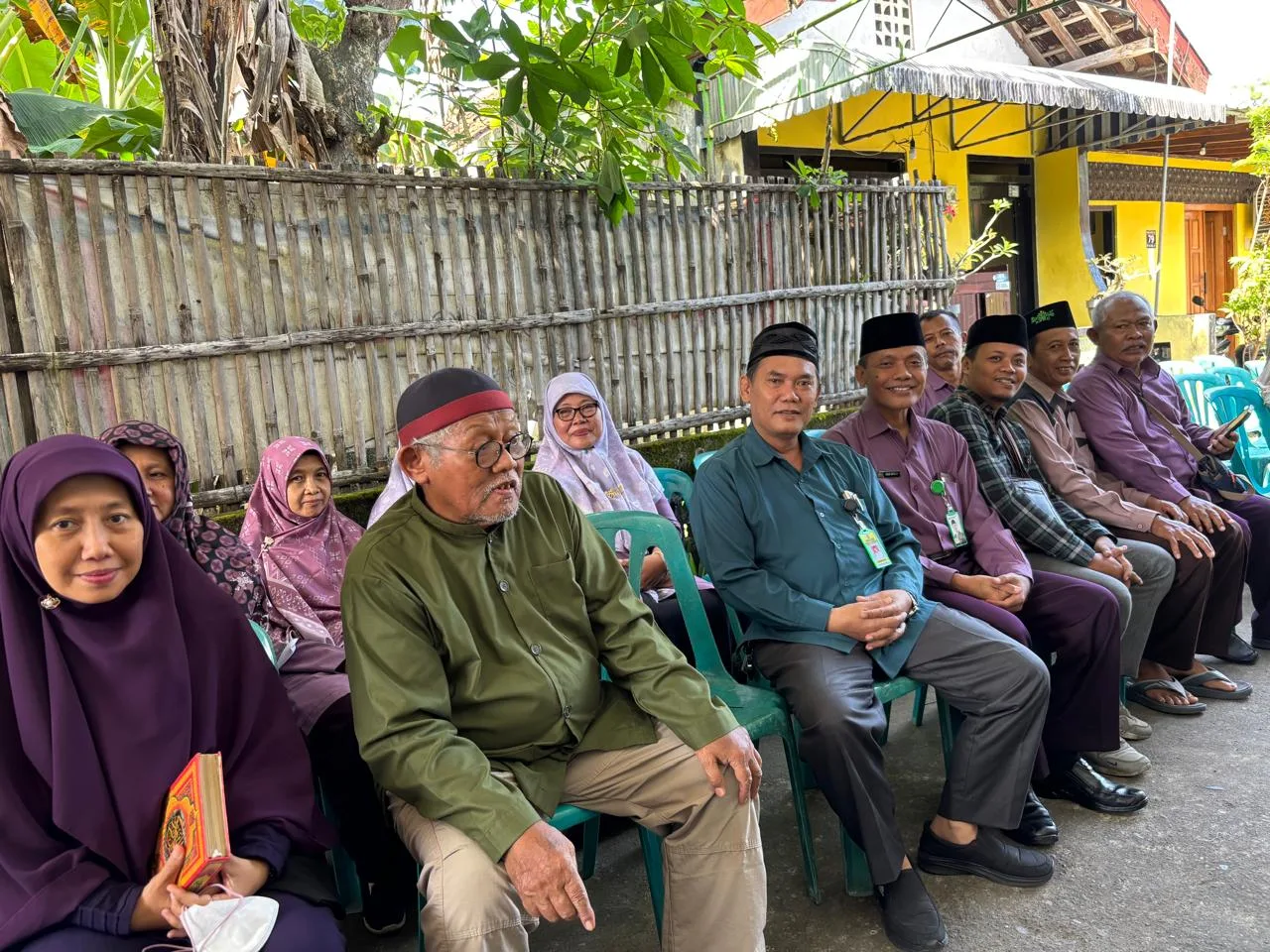 Guru dan Pegawai MTsN 8 Sleman Takziyah ke Rumah Duka Ayah Mantan Guru