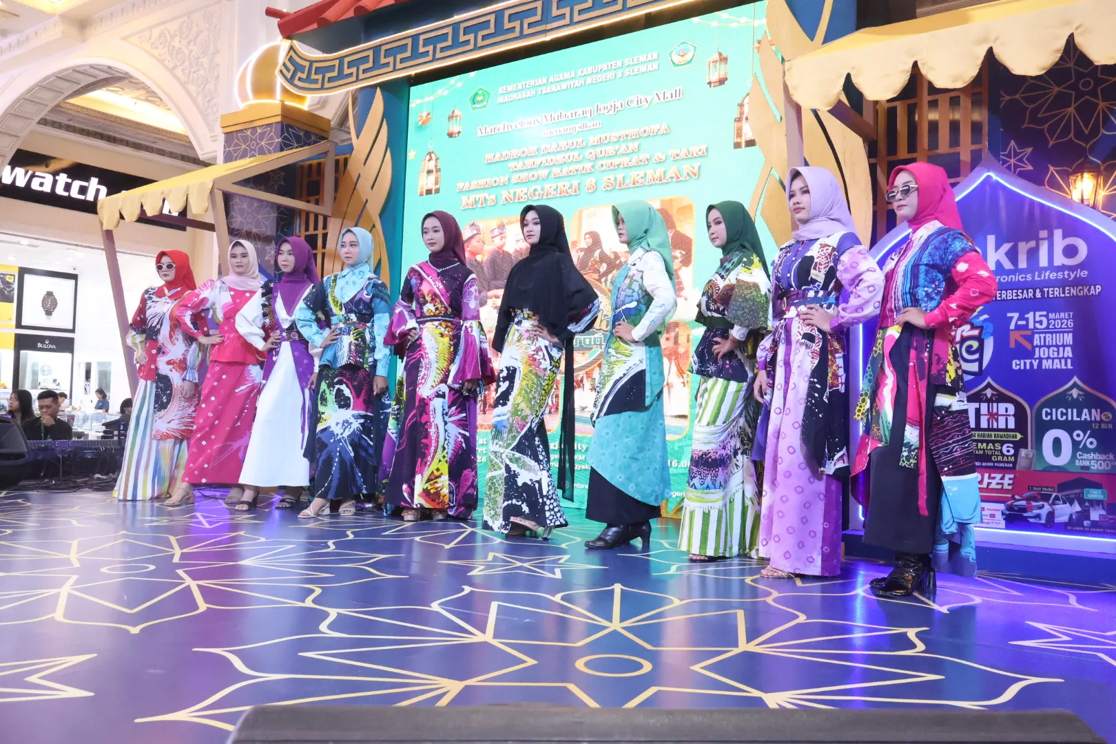 Fashion Show Batik Karya Siswa MTsN 8 Sleman Pukau Pengunjung Jogja City Mall