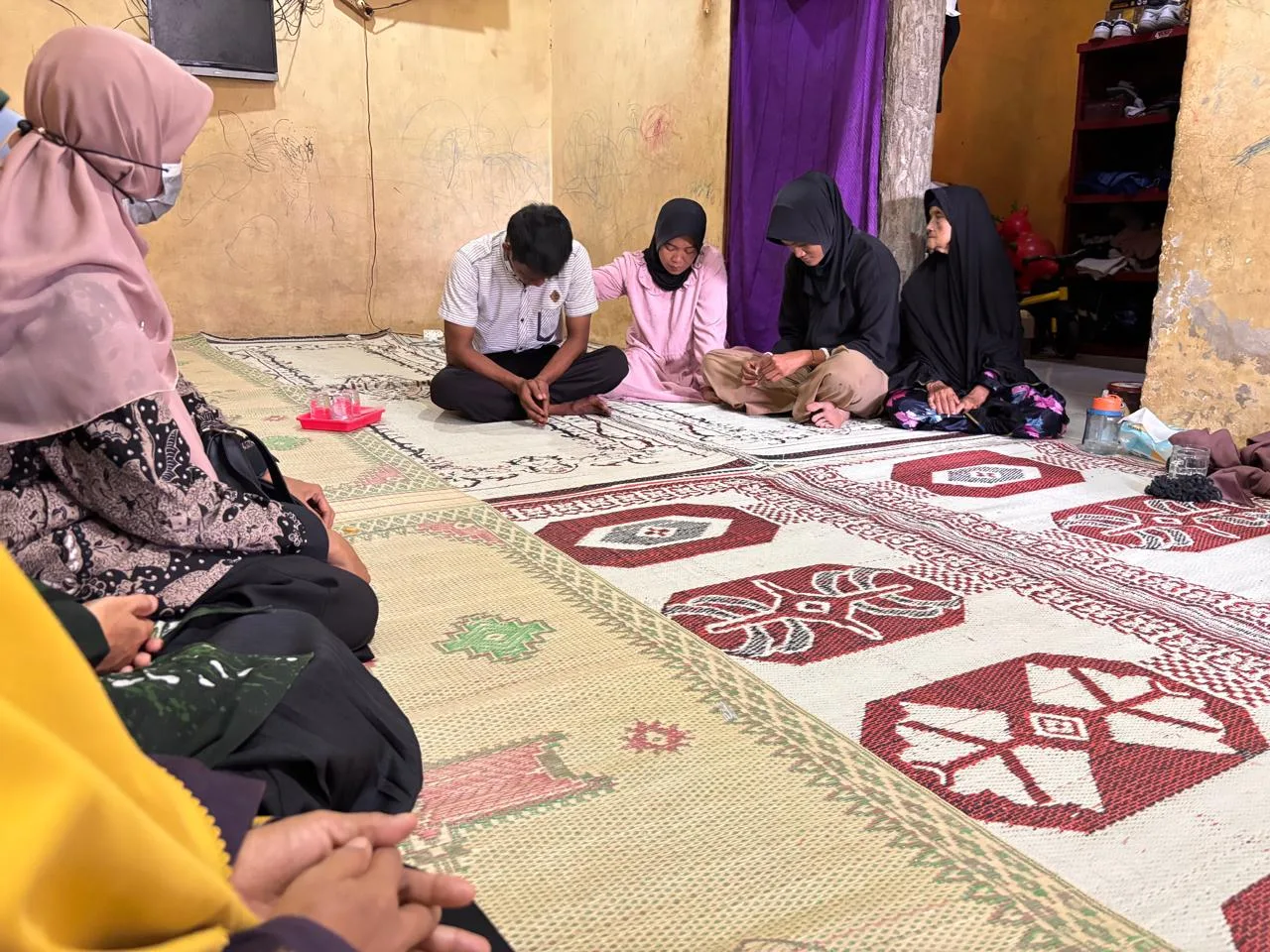 Guru dan Pegawai MTsN 8 Sleman Kunjungi Rumah Siswa yang Berduka