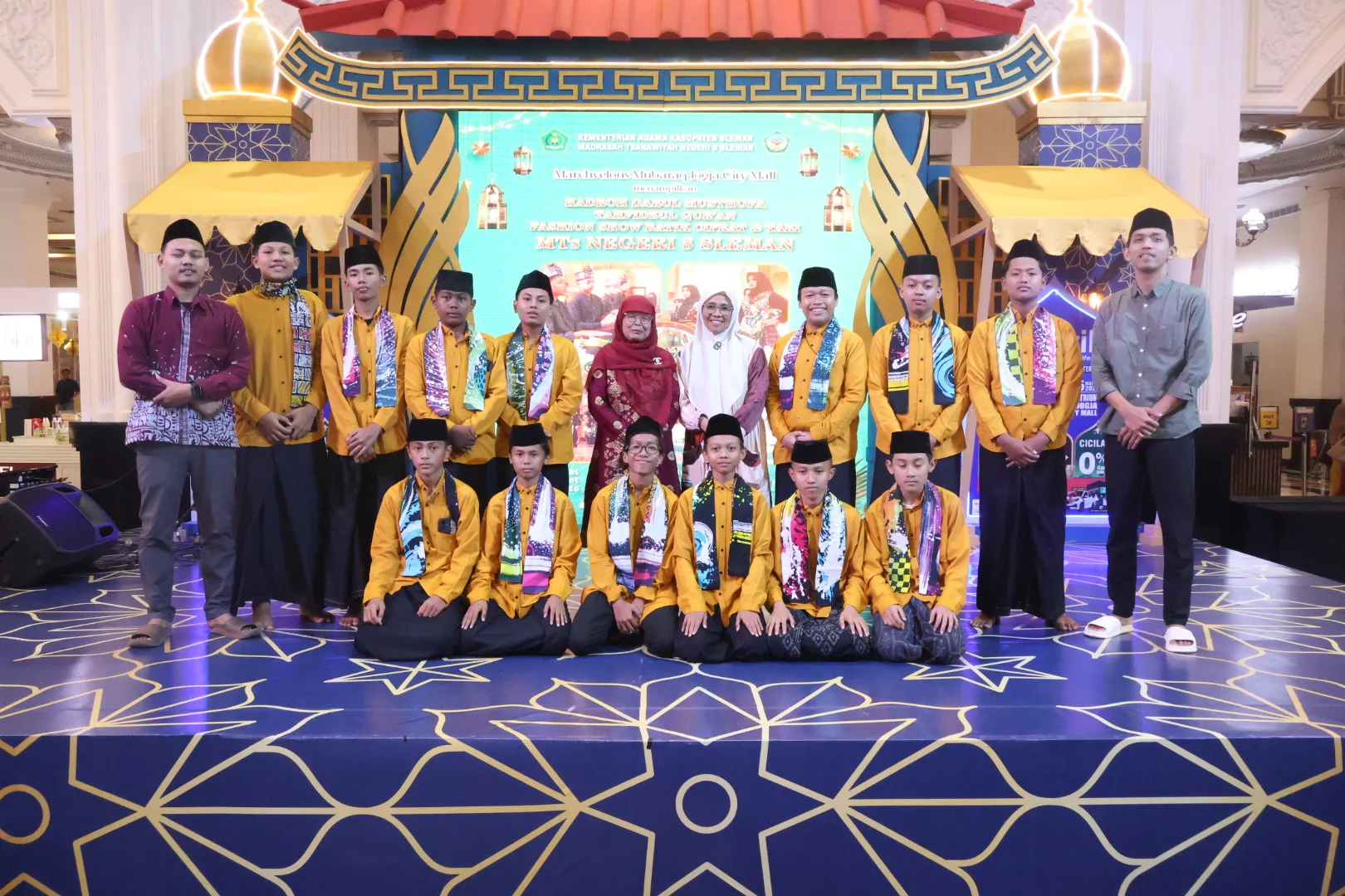 Hadroh Darul Mustofa MTsN 8 Sleman Semarakkan Marchveleous Ramadhan di Jogja City Mall