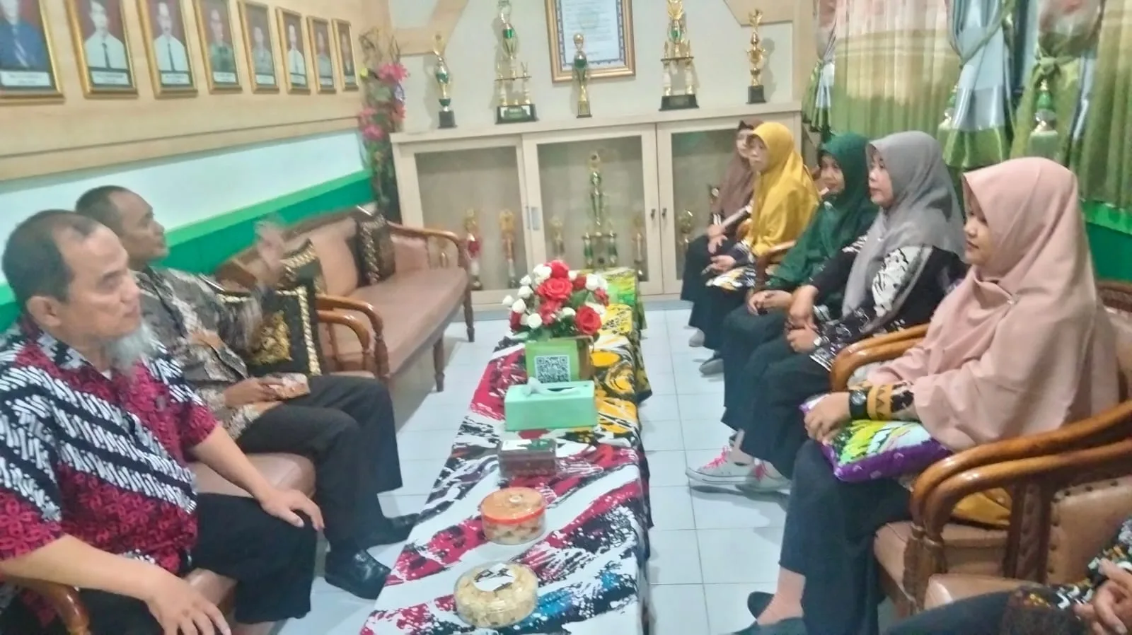 Suasana Hangat Idulfitri, Guru MTsN 8 Sleman Sampaikan Ucapan Maaf kepada Kepala Madrasah