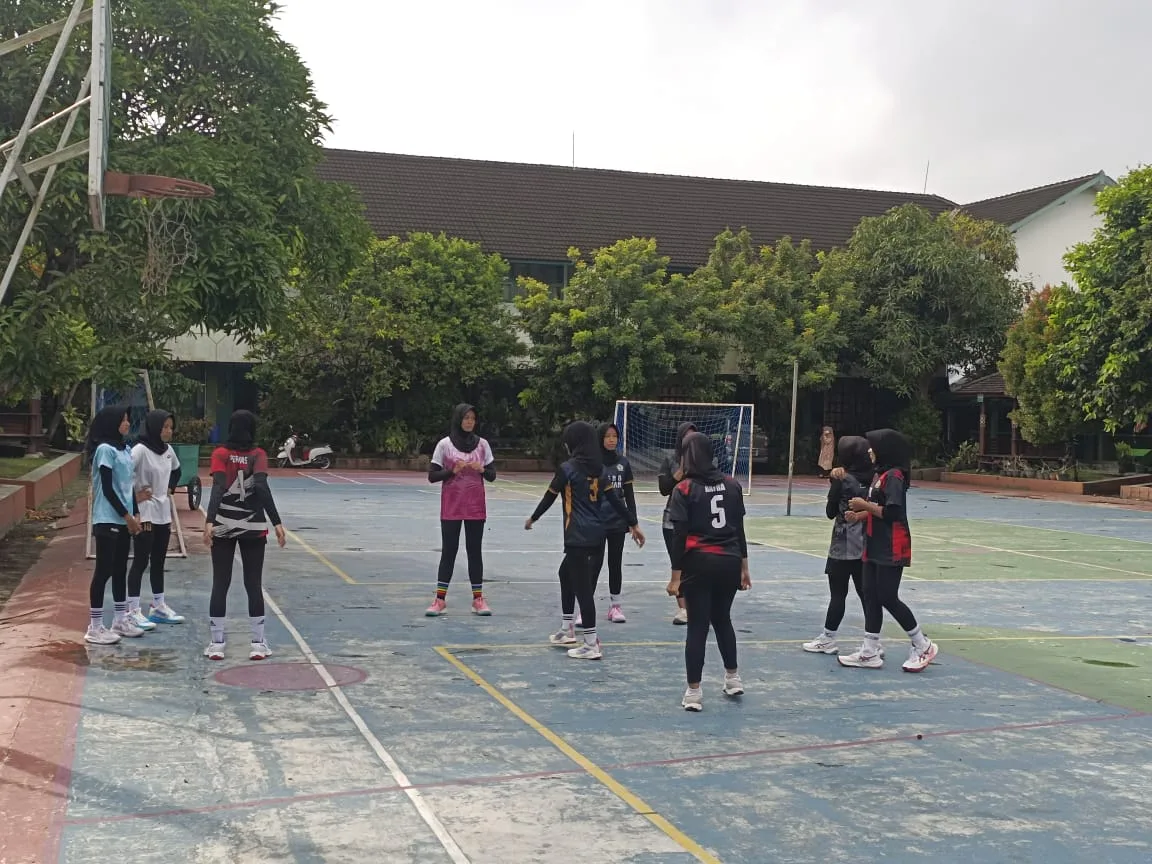 Tak Kalah Semangat, Tim Voli Putri MTsN 8 Sleman Antusias Jalani Latihan