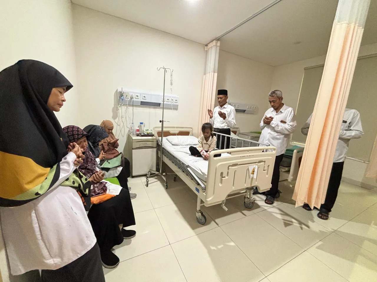 Wujud Kepedulian, Guru dan Pegawai MTsN 8 Sleman Jenguk Putri Rekan Guru di RS Hermina