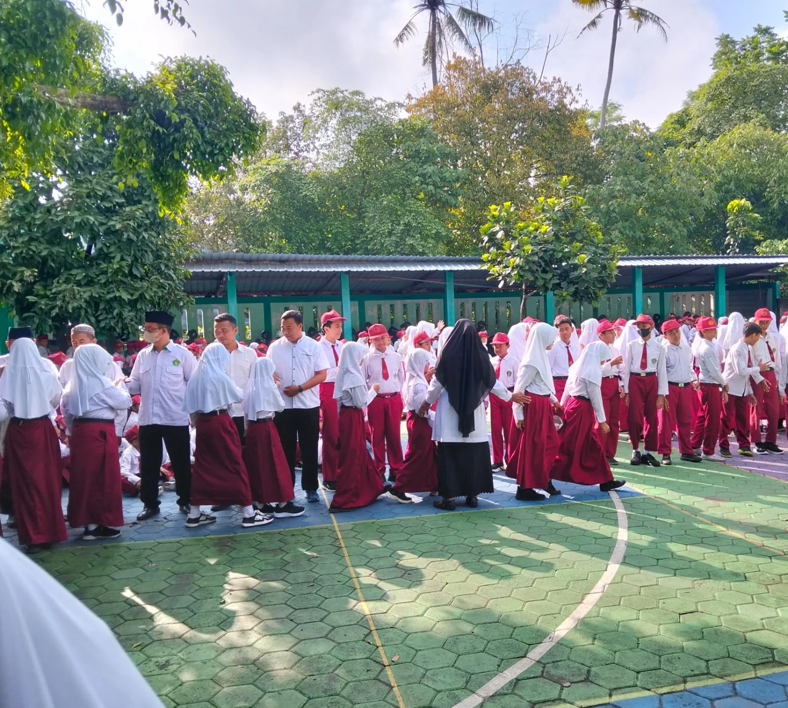 Saling Memaafkan, Guru Pegawai dan Siswa MIN 2 Sleman Melaksanakan Halal Bihalal