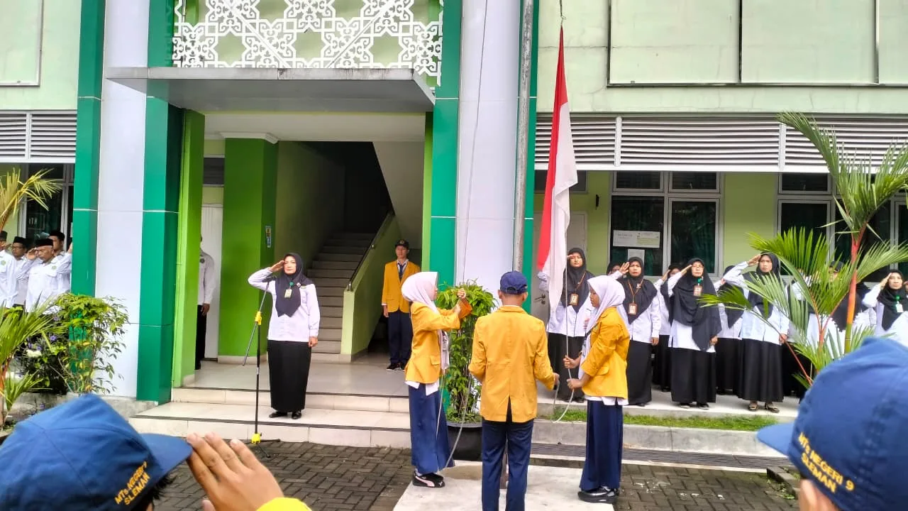 Dewan Penggalang MTsN 9 Sleman Bertugas dalam Upacara Perdana Pasca Lebaran