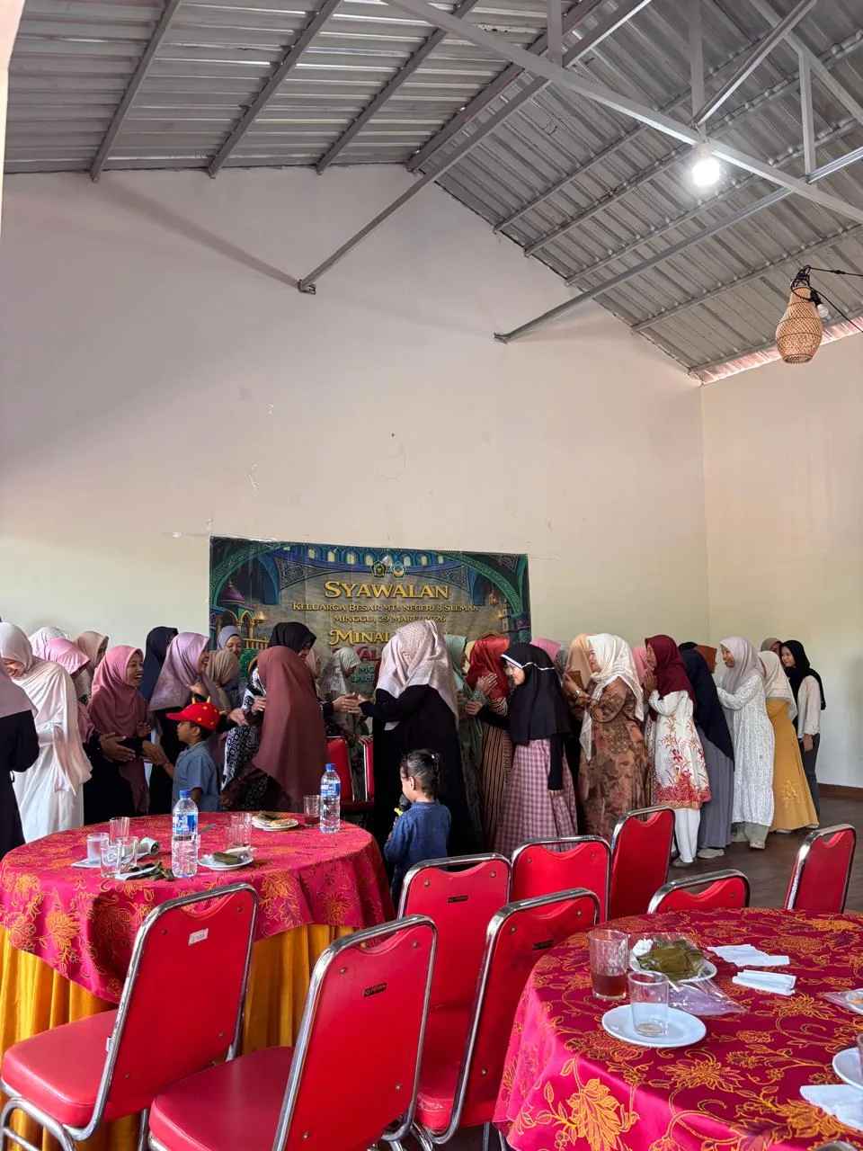 Jabat Tangan Jadi Simbol Saling Memaafkan dalam Syawalan MTsN 8 Sleman