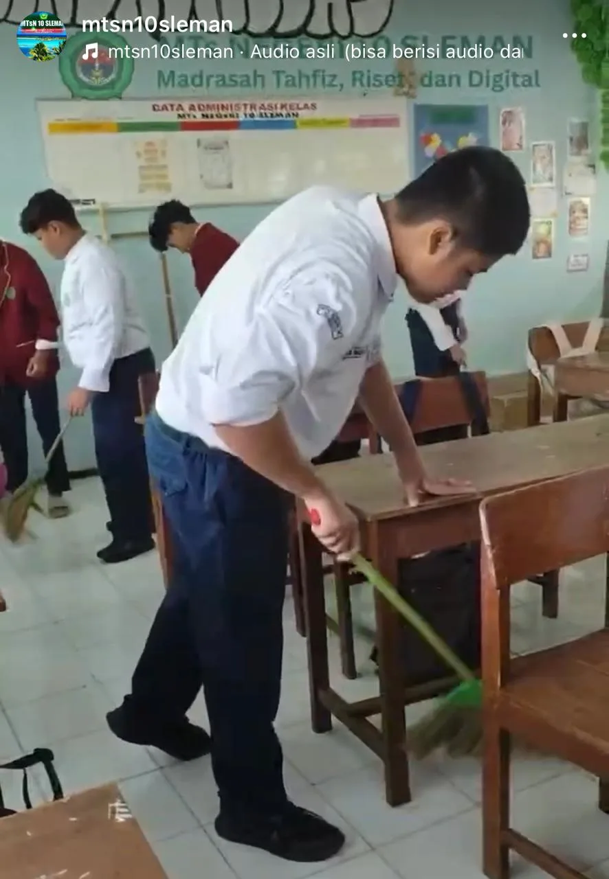 Konten Ramadhan Edisi 8, Kelas 8D MTsN 10 Sleman Ingatkan Penntingnya Kebersihan Kelas