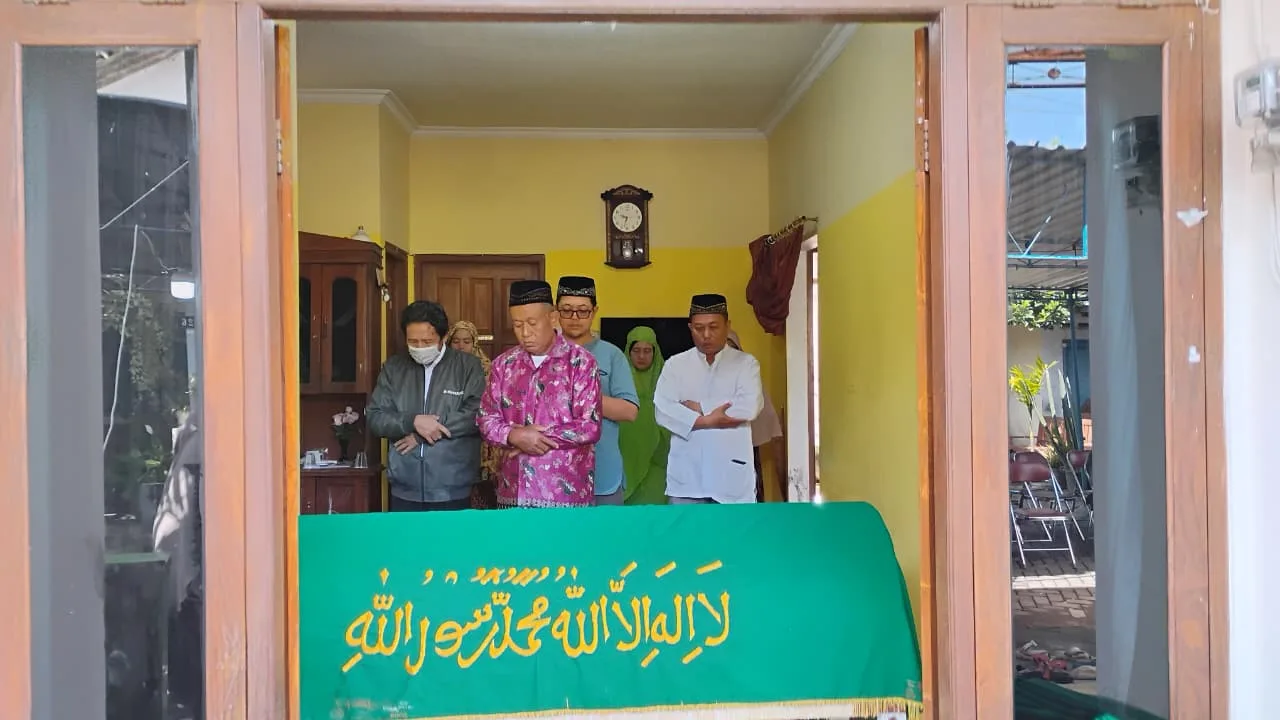 MTsN 9 Sleman Takziah ke Rumah Duka Orang Tua Murid Kelas VIIC