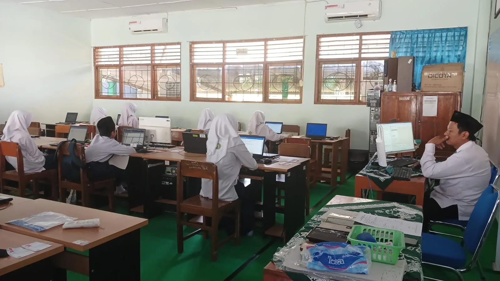 Semangat Berkompetisi, Siswa MTsN 9 Sleman Ikuti Pra OSN Meski Libur