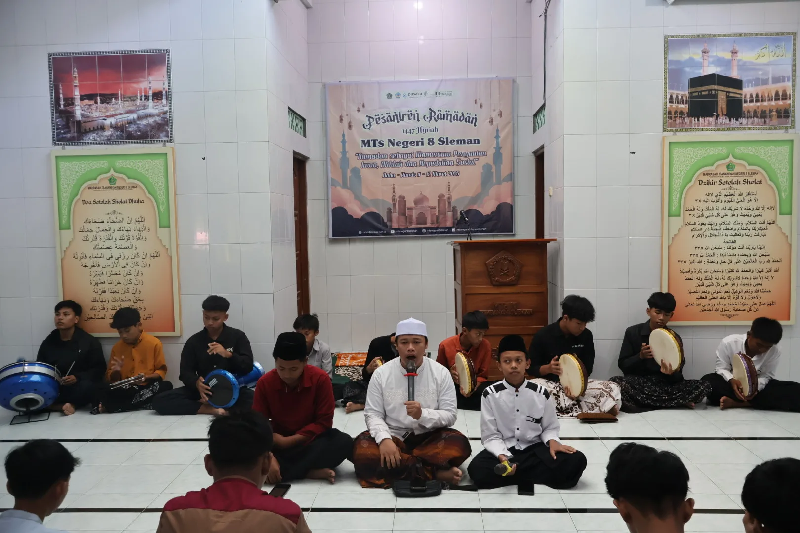 Hadroh Darul Musthofa MTsN 8 Sleman Awali Buka Bersama Pesantren Ramadan dengan Penampilan Memukau