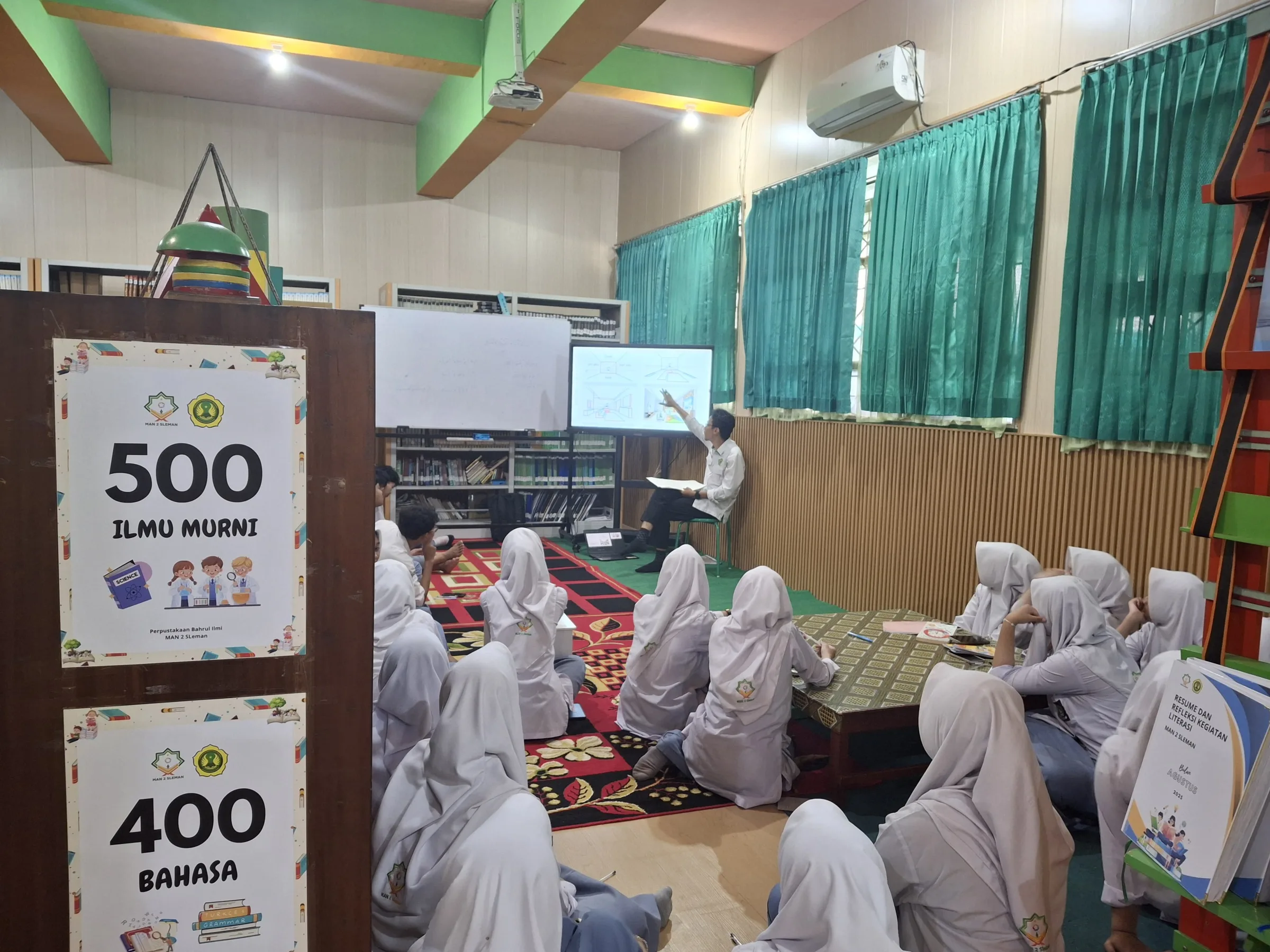 Pemanfaatan Perpustakaan Bahrul Ilmi MAN 2 Sleman dalam Pembelajaran Gambar Perspektif Seni Budaya