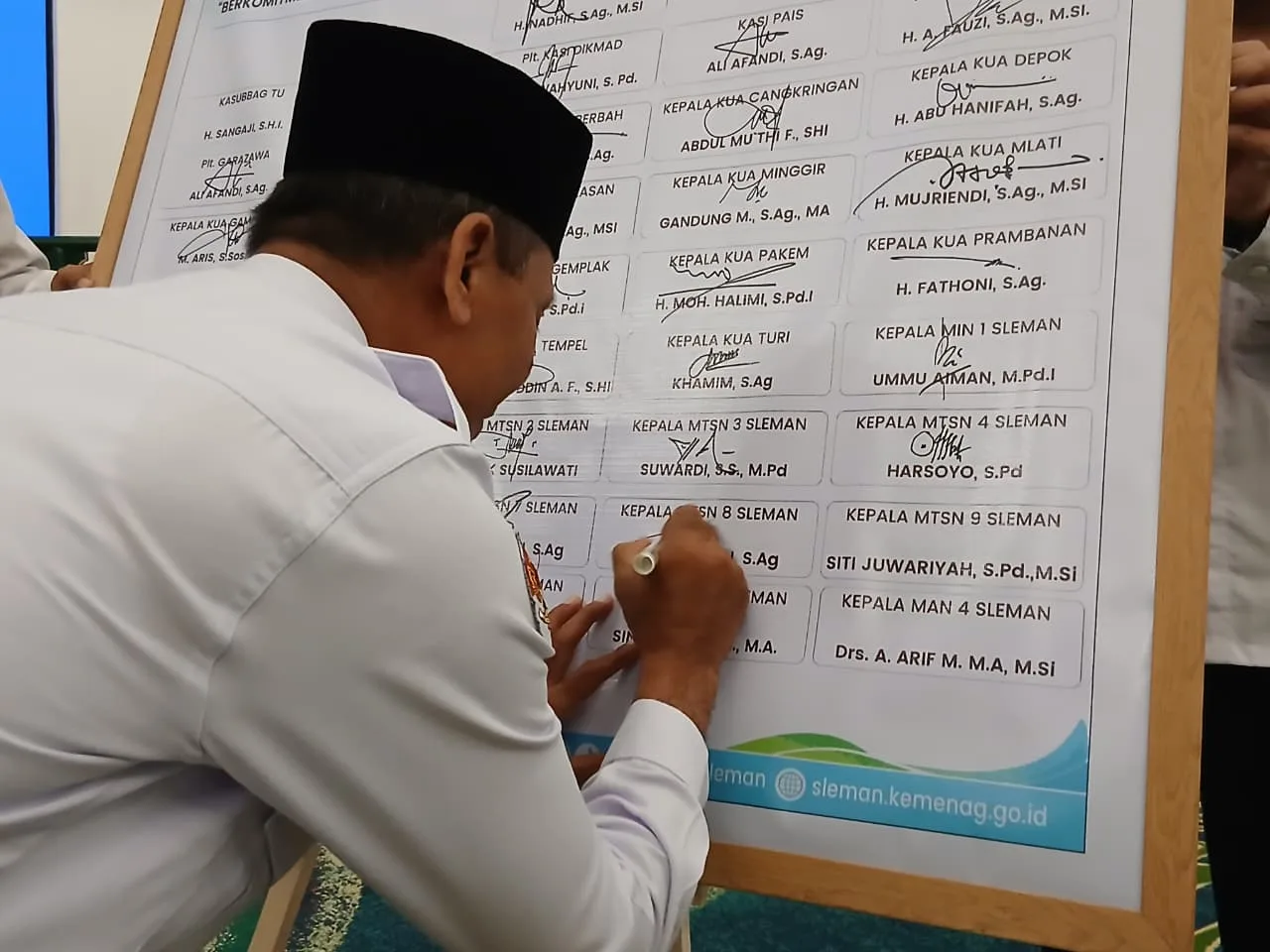 Kepala MTsN 8 Sleman Tandatangani Pakta Integritas Menuju WBK WBBM