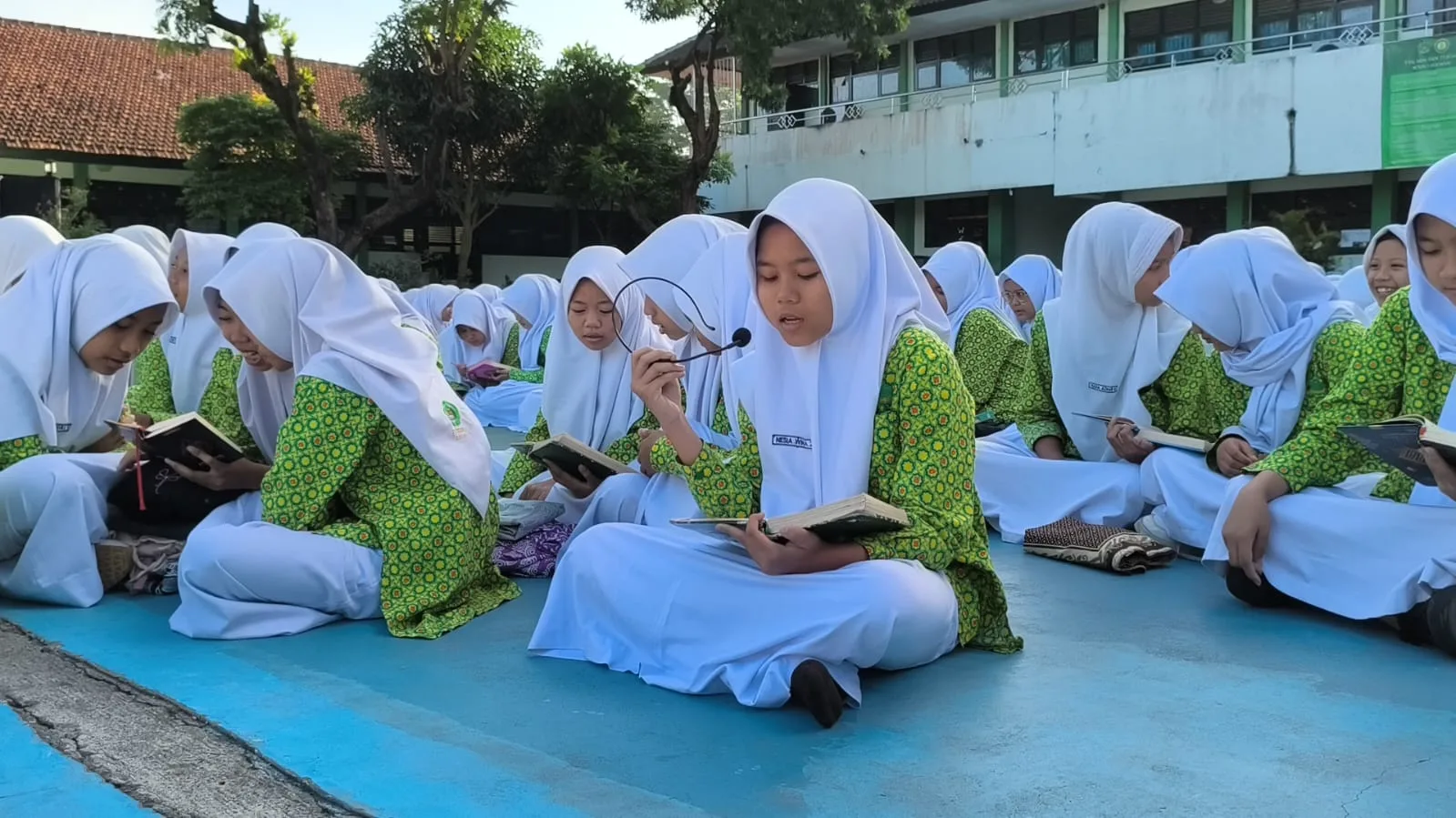 Latih Kepemimpinan Melalui Ayat Suci, Siswi kelas VII pandu Kegiatan Tadarus
