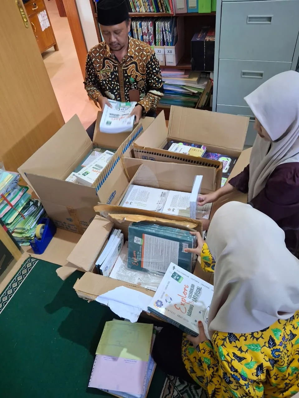 Pengecekan Buku Pengadaan Tahun 2026, Perpustakaan Lakukan Verifikasi dan Pengolahan Koleksi